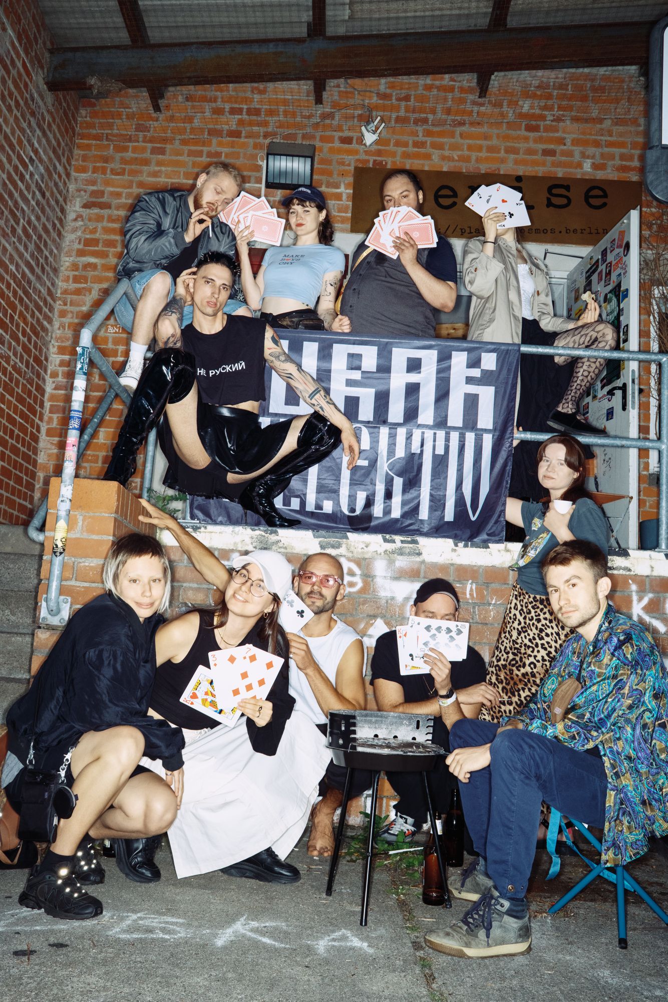 Gruppenfoto des Durak-Kollektivs beim Durak-Sommerfest im Jugendclub Magda in Berlin-Lichtenberg (2025)