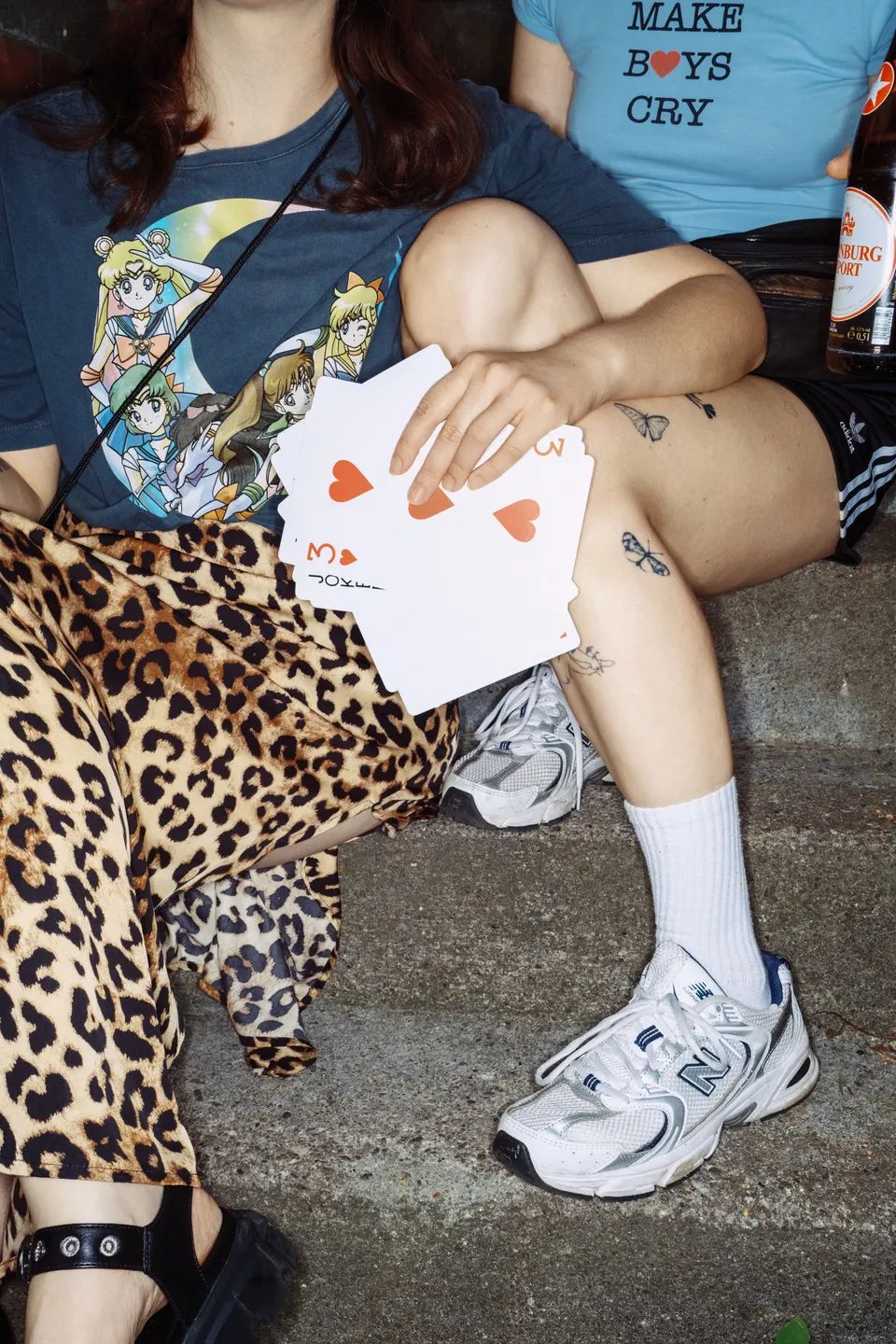 Nahaufnahme von Durak-Spielkarten während einer Runde beim Stammtisch im Jugendclub Magda in Berlin-Lichtenberg (2025)