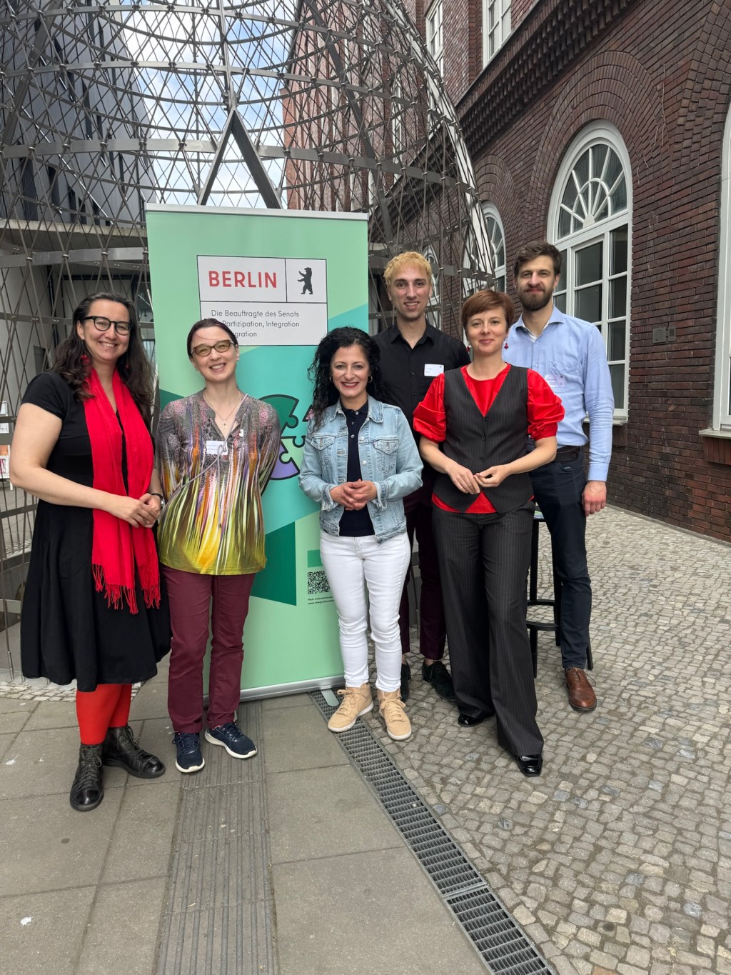 Gruppenfoto beim Auftakt der neuen Förderperiode 2026–2027 des Partizipations- und Integrationsprogramms im Global Village Berlin